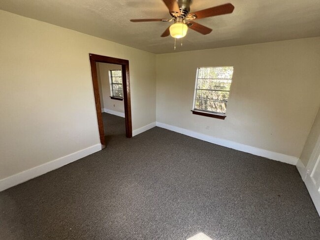 Building Photo - 2-Bedroom 1-Bath Home on Sunshine Rd!