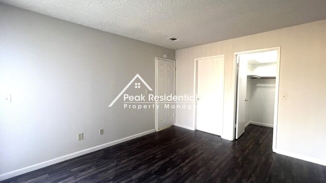 Building Photo - Charming Galt 2bd/2ba Duplex with 2 Car Ga...