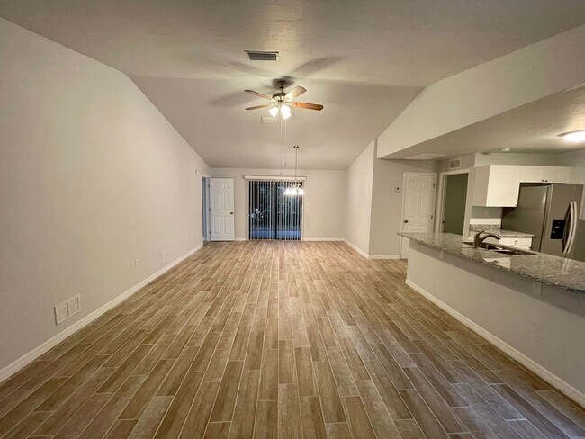 Building Photo - Beautiful Single Family Home! $2395/1085ft2-South Sarasota, 3-Bed/2-Bath, Fully Renovated: Annual...