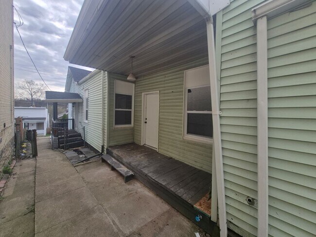 Building Photo - Charming 2-Bedroom Home with Fenced Yard in Covington!