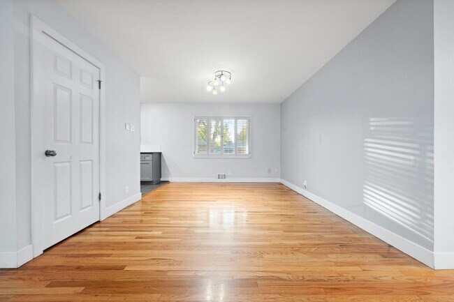 Building Photo - Available NOW! 4 Bedroom 3 Bath Beautiful Home