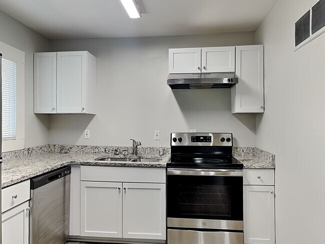 Building Photo - Beautiful 4BR 1BA Home w/  Granite Counters, Stainless Steel Appliances and Big Backyard in Grand...