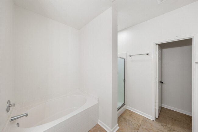 Building Photo - 923 Shirefield Ln