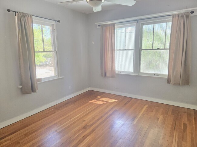 Building Photo - 1406 E Earll Dr