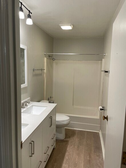 Building Photo - 402 Schenkel Ln