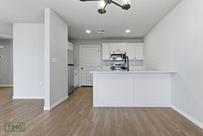 Building Photo - Lawn Care Included! Fully Updated 2 Bed / 2 Bath Duplex – Prime Broken Arrow Location!