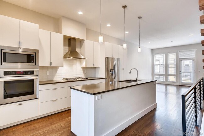Building Photo - Immediate Availability! Stunning Modern lu...