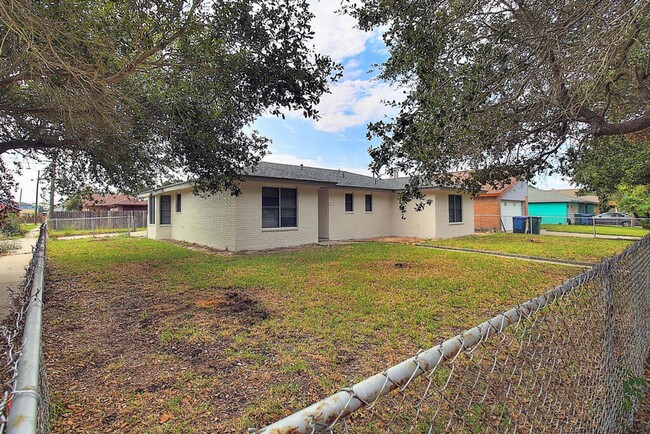 Building Photo - 2202 Saxony Dr