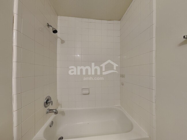 Building Photo - 2518 Halstead Dr