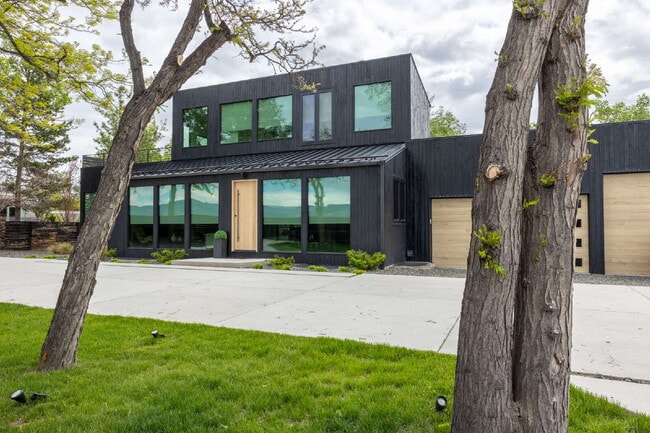 Building Photo - Modern Luxury Rental with Unobstructed Flatiron Views