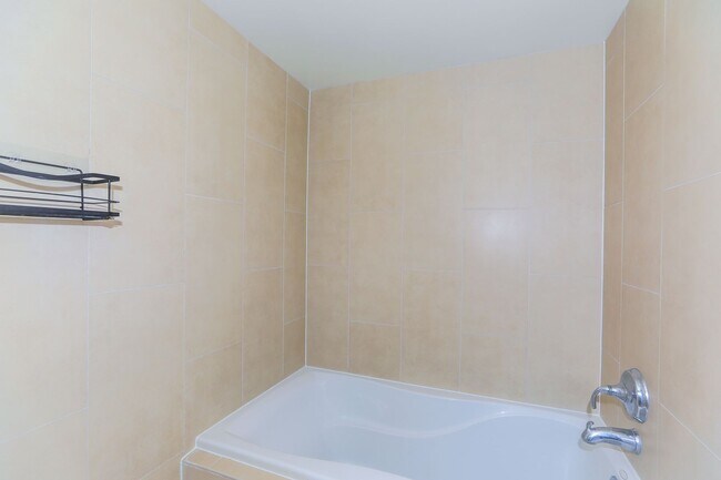 Building Photo - Allure Waikiki - 2 bedroom, 2 bath with 1 ...