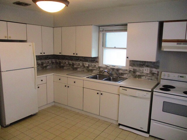 Building Photo - 224 Robinhood Ln