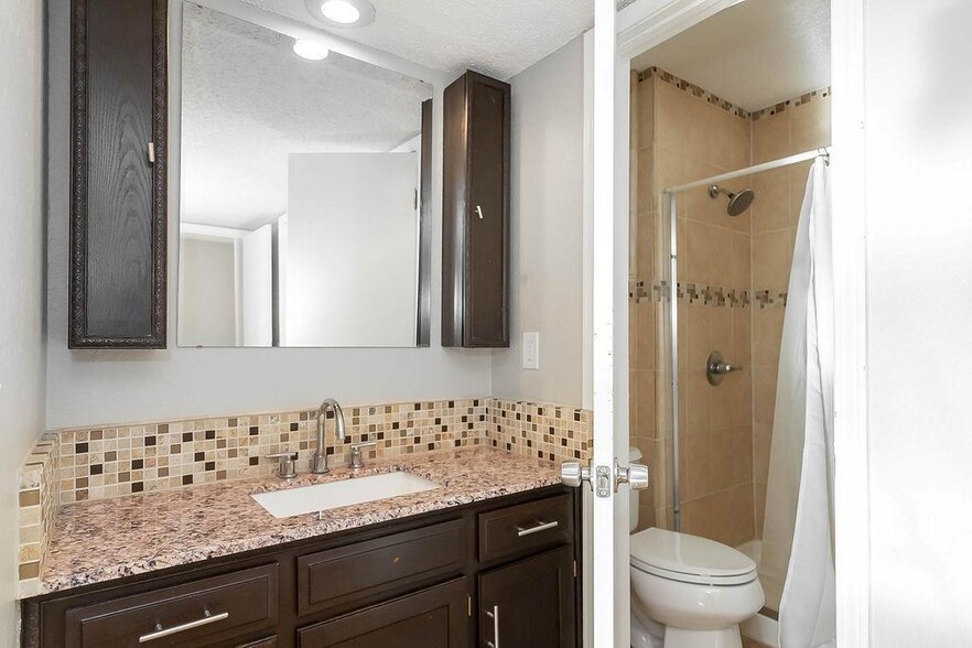 Building Photo - 1425 Martway Cir
