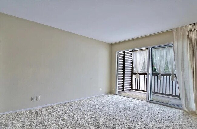 Building Photo - Charming 1-Bed San Francisco Retreat with Fireplace & Granite Finishes!