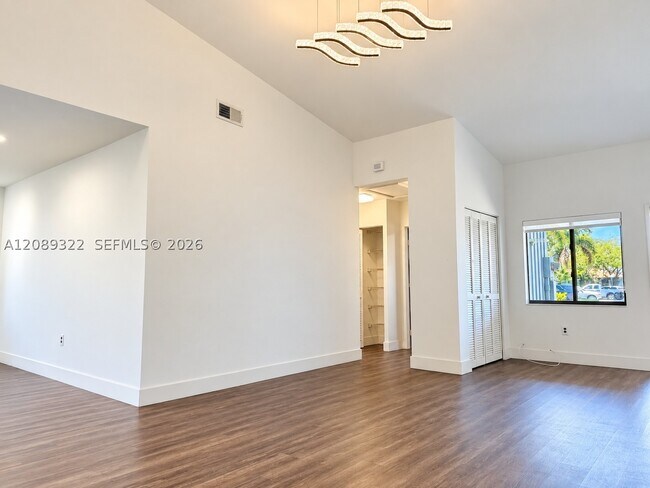 Building Photo - 1541 N 14th Terrace
