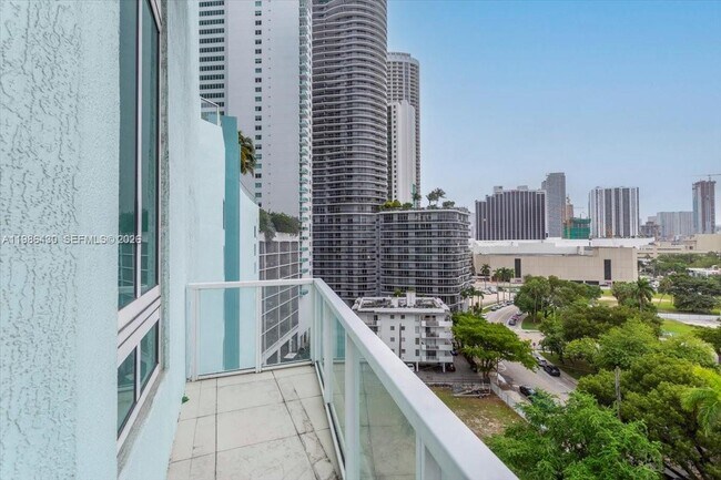 Building Photo - 1900 N Bayshore Dr