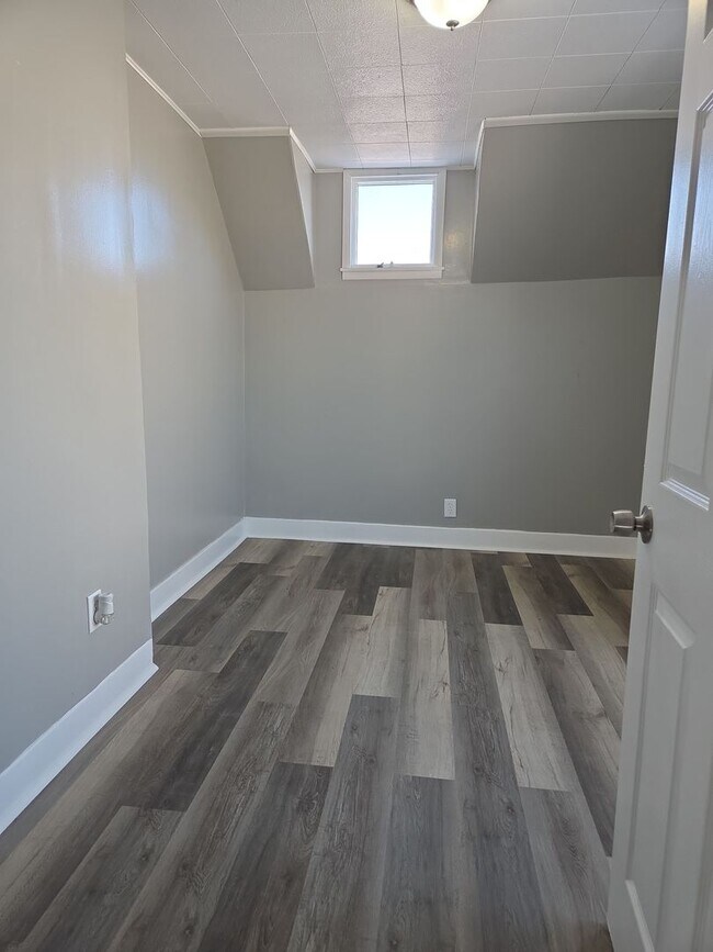 Building Photo - Quaint 3 bed 1.5 bath with detached garage close to everything