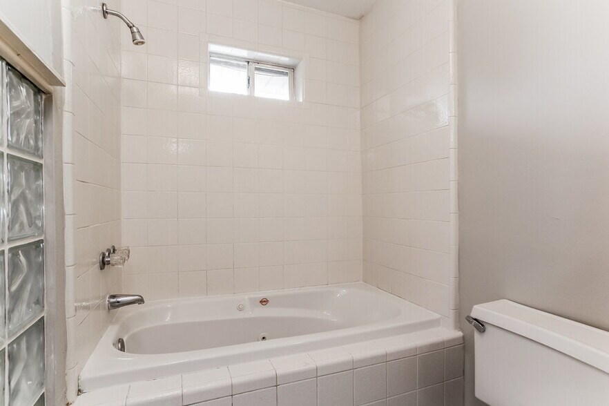 Building Photo - 200 Montrose Cir