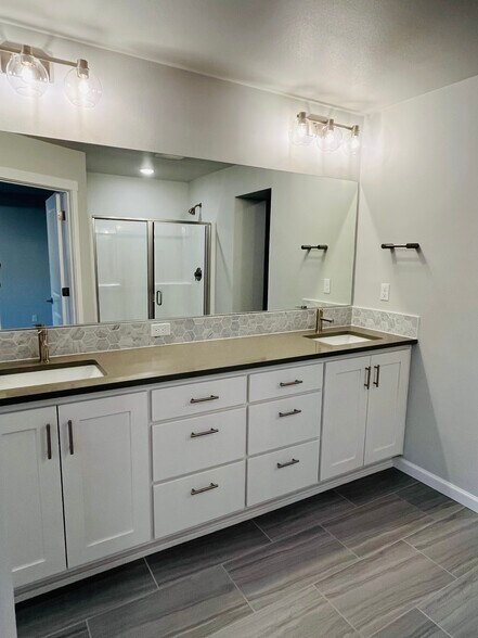 Building Photo - 8206 SE Leafhopper St