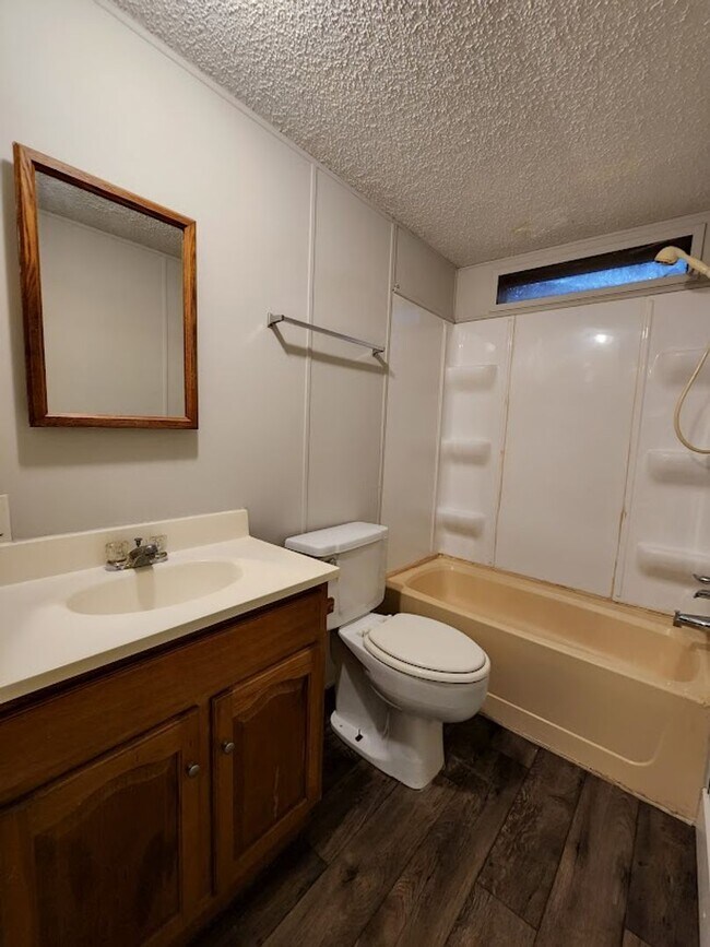 Building Photo - 3 Bed  2 Bath  2 Garage/Workshop and Fenced