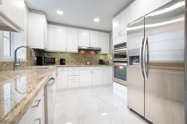 Building Photo - 19211 Fisher Island Dr