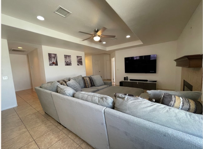 Building Photo - Large 4 Bedroom 2 bath Home in Chocolate Drop Neighborhood