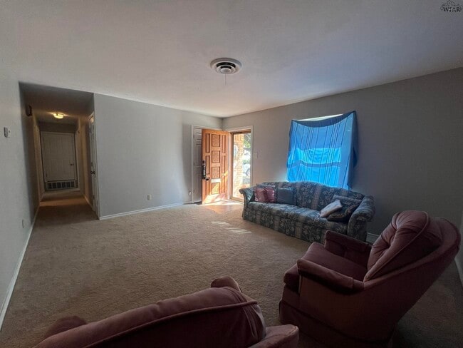 Building Photo - 704 W Rebecca Ave