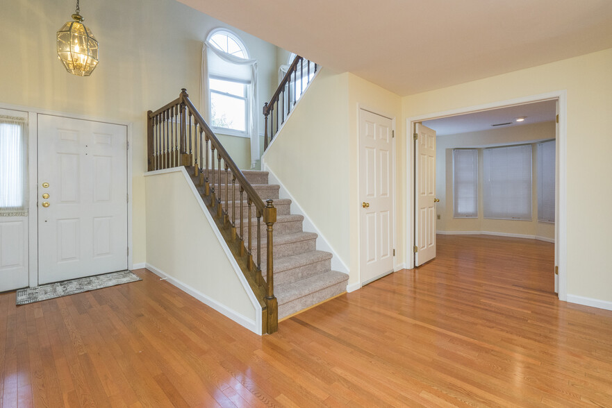 Building Photo - 13 Sweetwater Cir