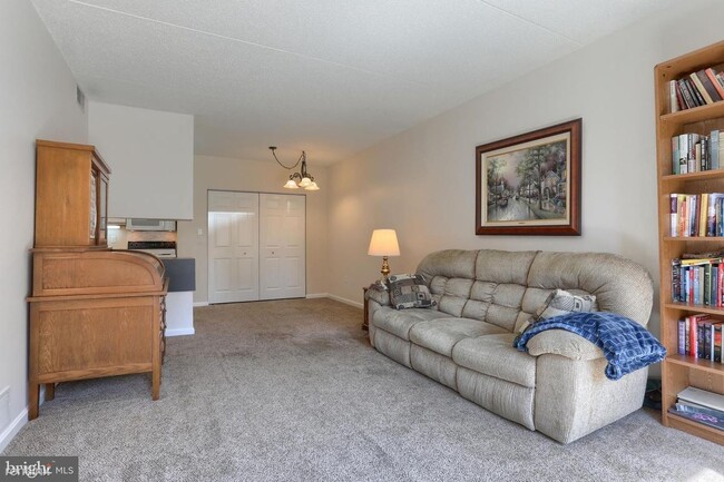 Building Photo - 1 br, 1 bath Condo - 804 Cherrington Dr