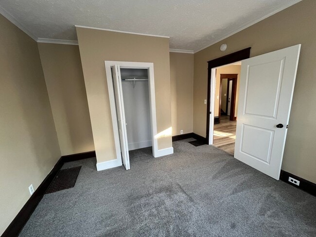 Building Photo - !3 Bedroom in Moline Ready August 1st!