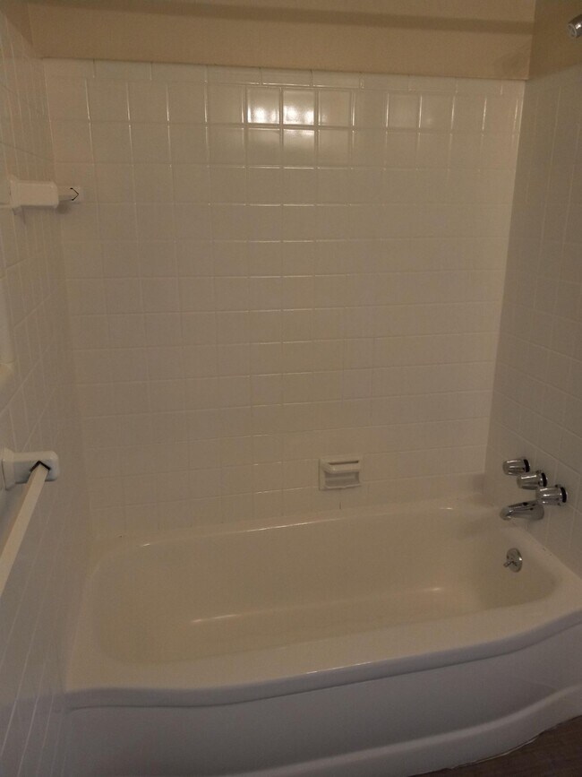 Building Photo - Large Unit - Heat Included in Rent