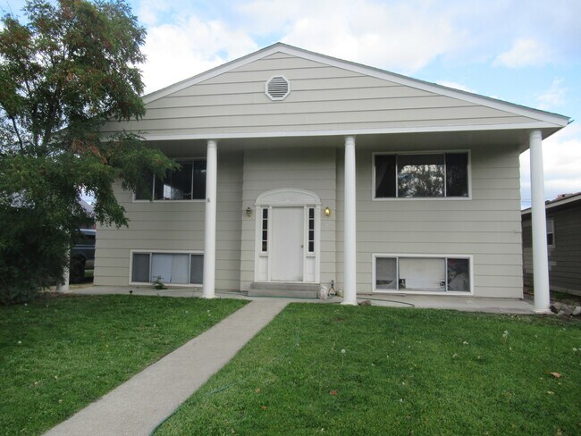 Primary Photo - 208 S Pine St