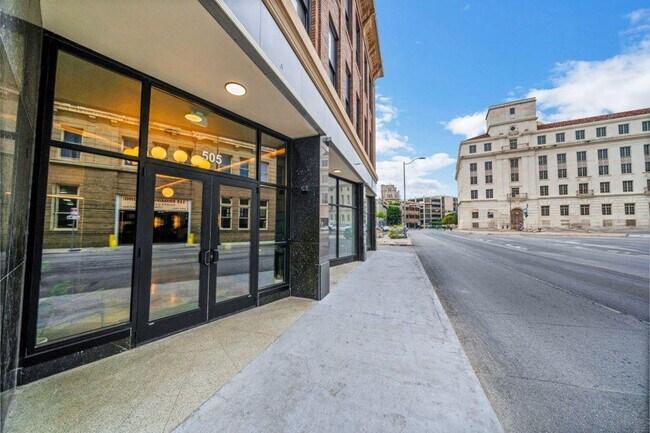 Building Photo - 505 E Travis St