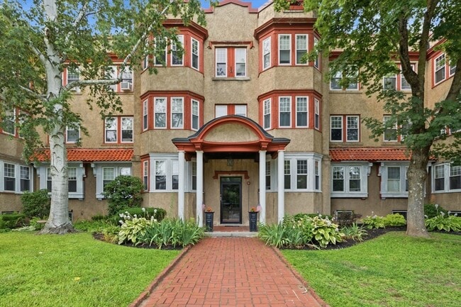 Building Photo - 585 Franklin St