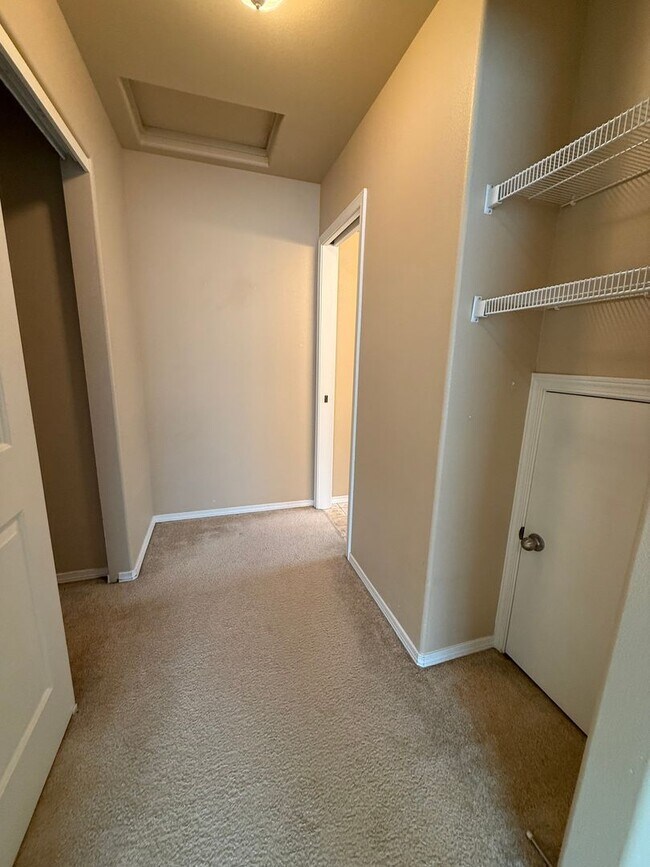 Building Photo - 2 Bed/1.5 Bath Townhome Near the Old Mill