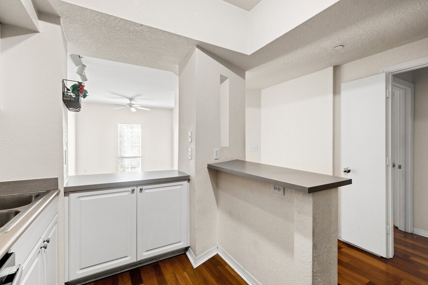 Building Photo - 402 S Armenia Ave