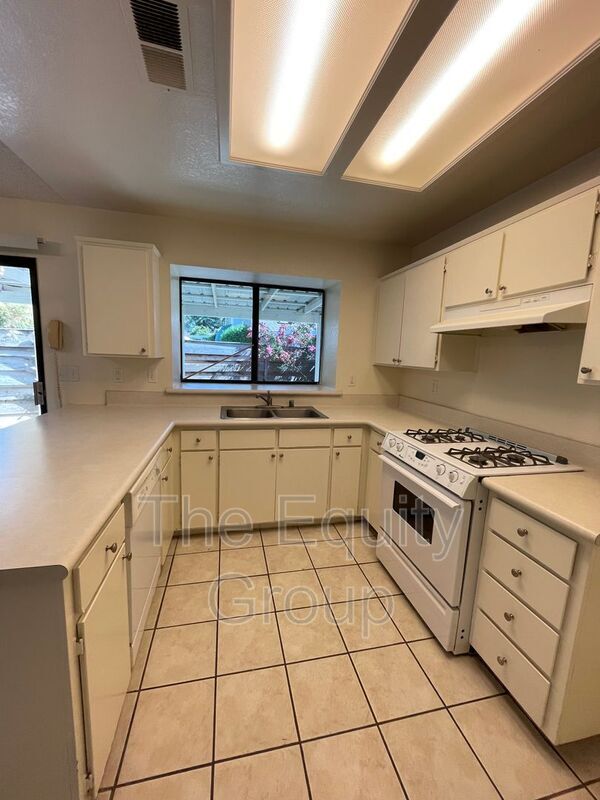 Building Photo - 1345 E Castleview Dr