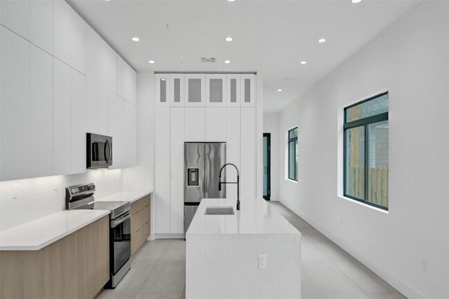 Building Photo - 606 SW 7th Ave