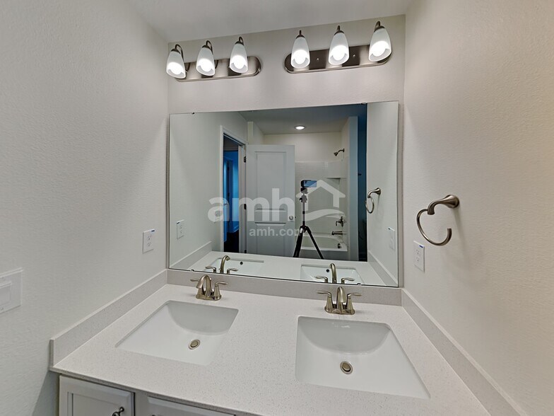 Building Photo - 2126 Saffron Walden Dr