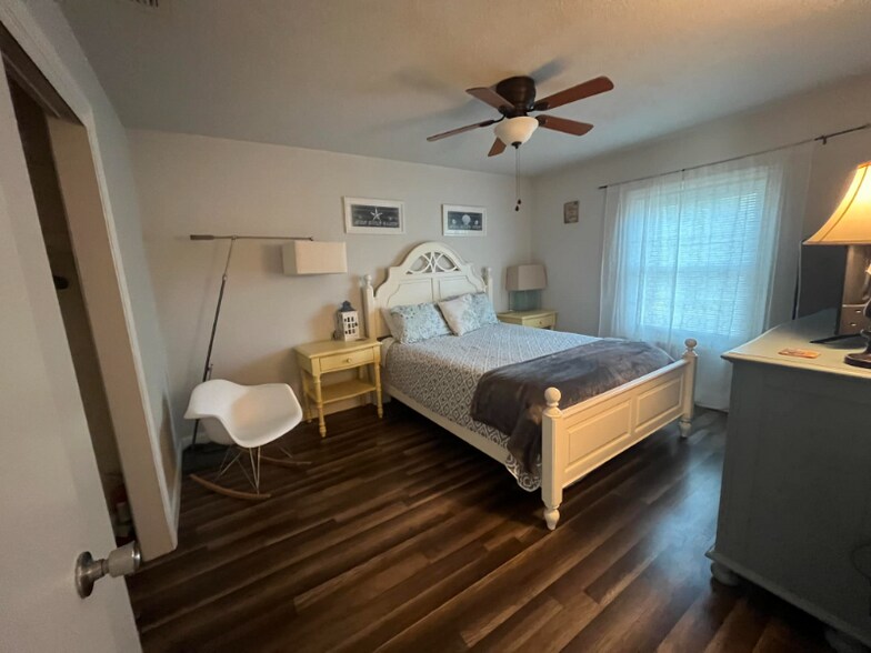 Building Photo - 5132 Beach Dr SE
