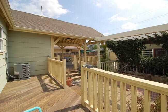 Building Photo - 3032 Glenhurst Ave