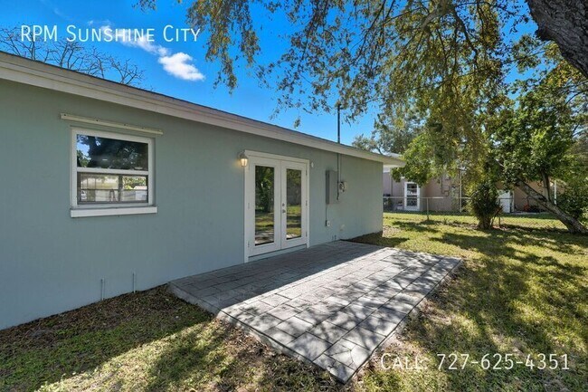 Building Photo - 1713 Valencia Dr E