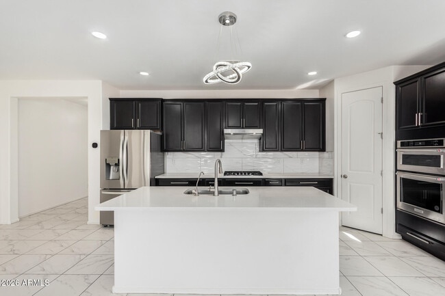 Building Photo - 665 E Rojo Way