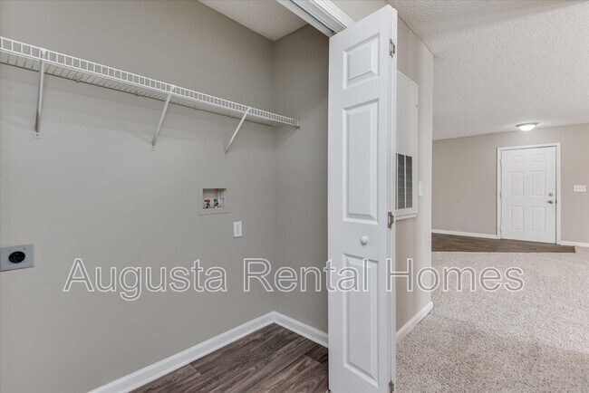 Building Photo - 320 Peachtree St