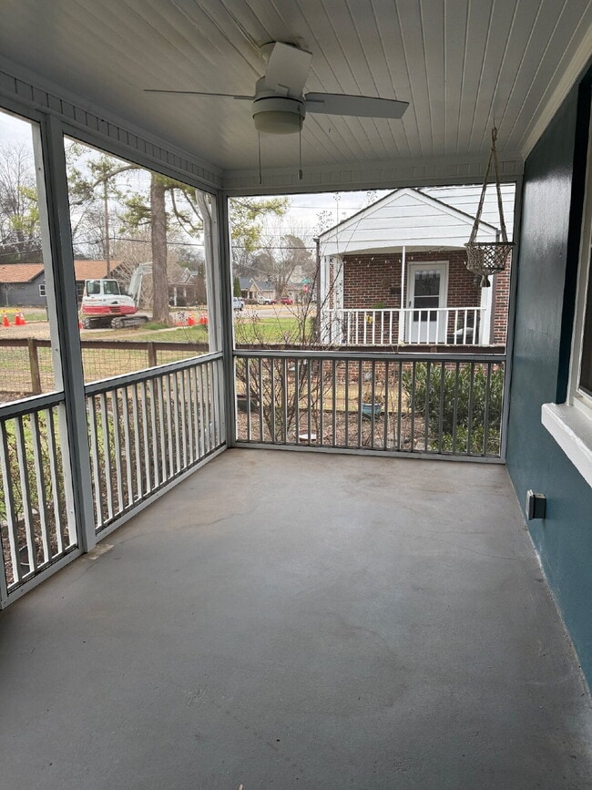 Building Photo - "Renovated 3-Bed Oasis with Granite Kitchen & Cozy Fireplace in Huntsville!"