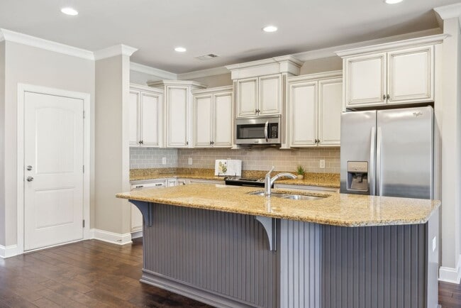 Building Photo - 3 BR/2.5 BA Luxury Townhome