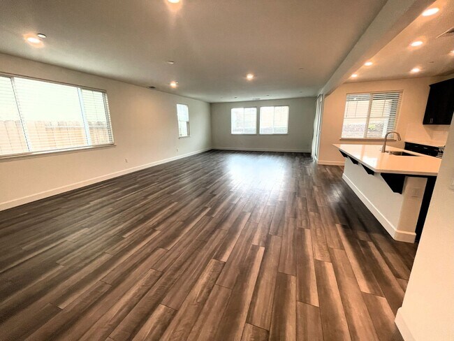 Building Photo - 5 Bedrooms Home in Russell Ranch