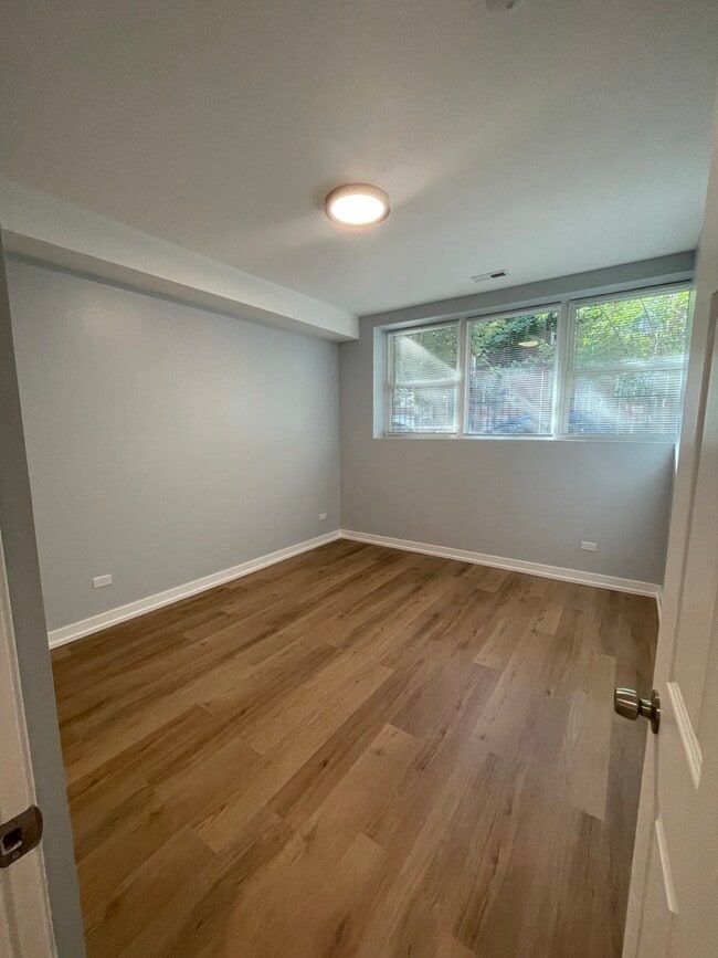 Building Photo - 1024 W Ainslie St