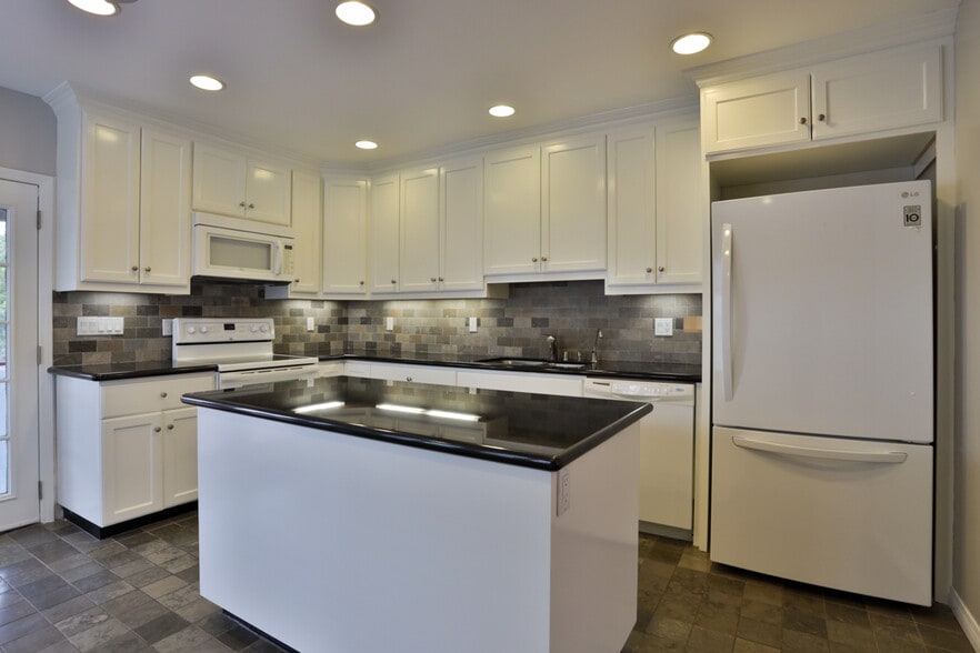 Marble Countertops - 5907 Yarmouth Ave