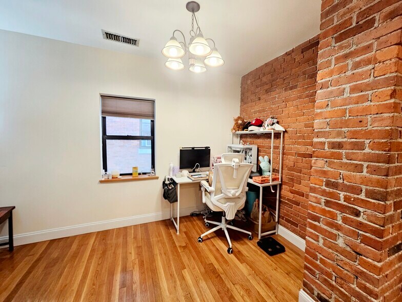 Building Photo - 84 Gainsborough St